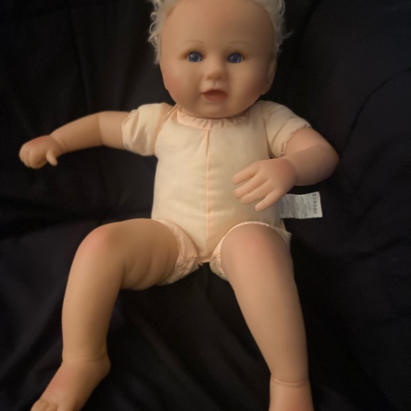 Ashley Drake Real look alike doll. Perfect Condition - Picture 2 of 4